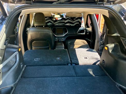 Used 2015 Jeep Cherokee Trailhawk w/ Comfort/Convenience Group AWD/4WD image 6