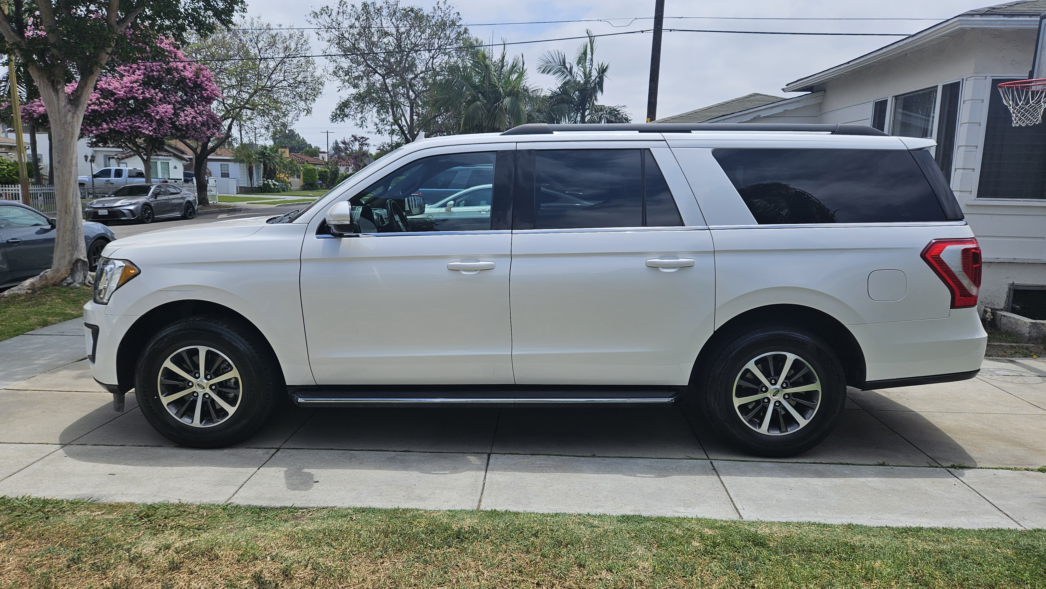 Used 2018 Ford Expedition Max XLT w/ Equipment Group 202A RWD image 1