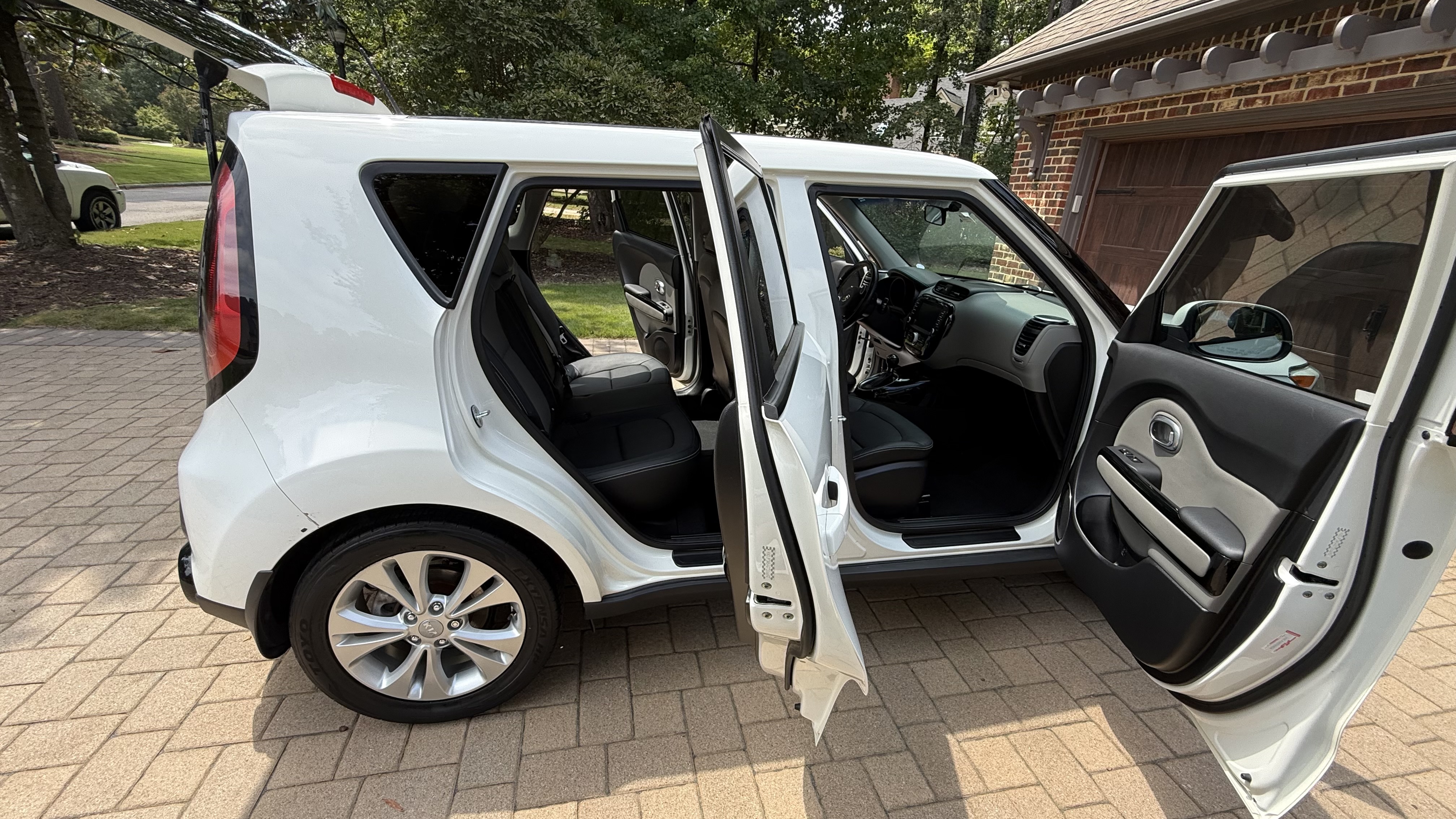 Used 2016 Kia Soul + w/ Primo Package FWD image 23