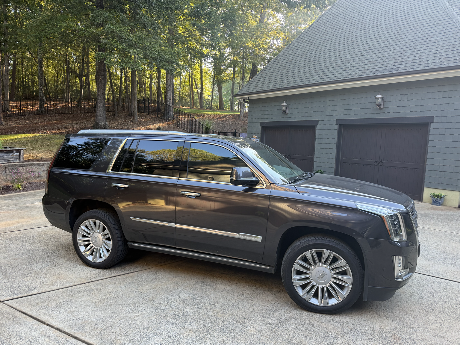 Used 2017 Cadillac Escalade Platinum AWD/4WD image 2