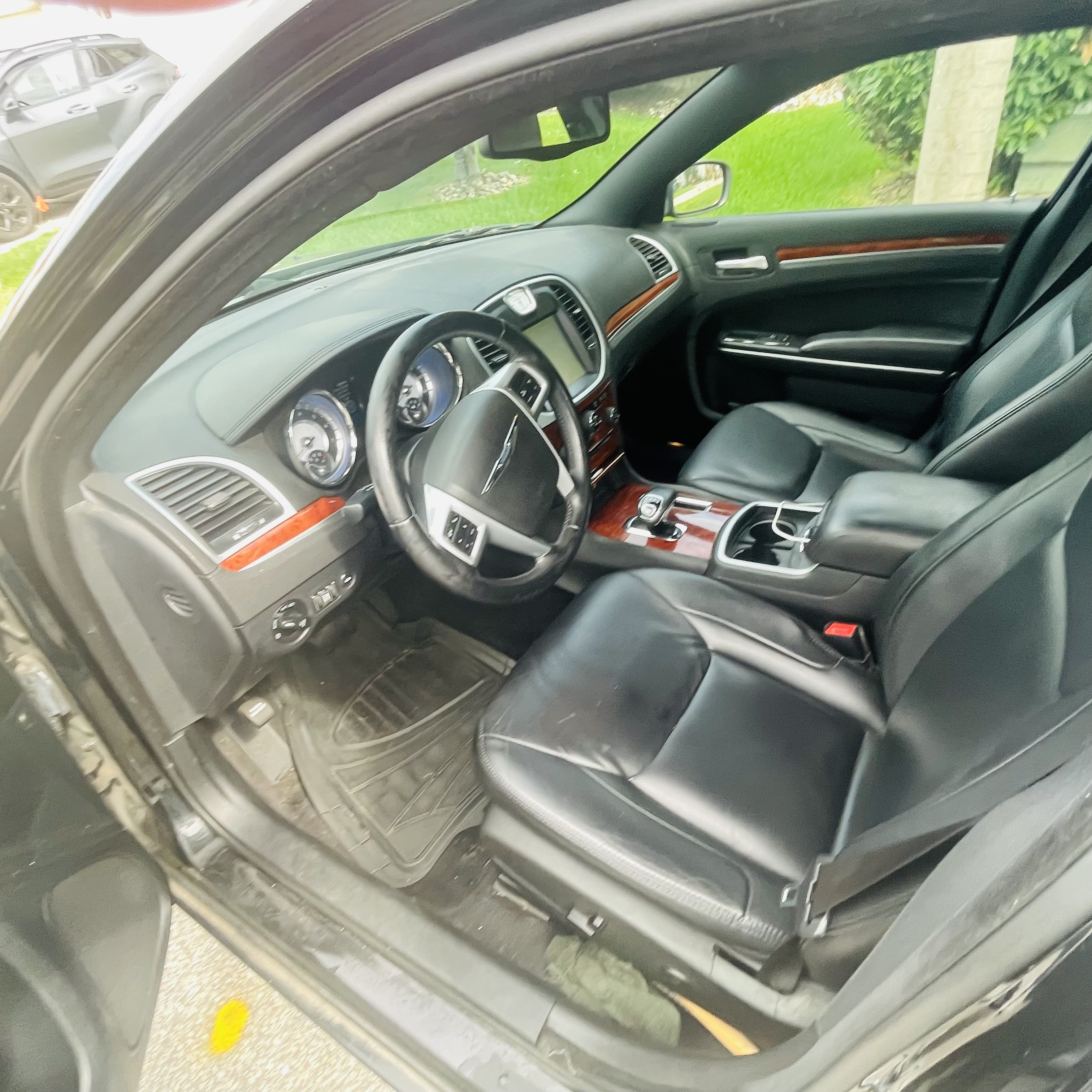 Used 2014 Chrysler 300 w/ Driver Convenience Group RWD image 8
