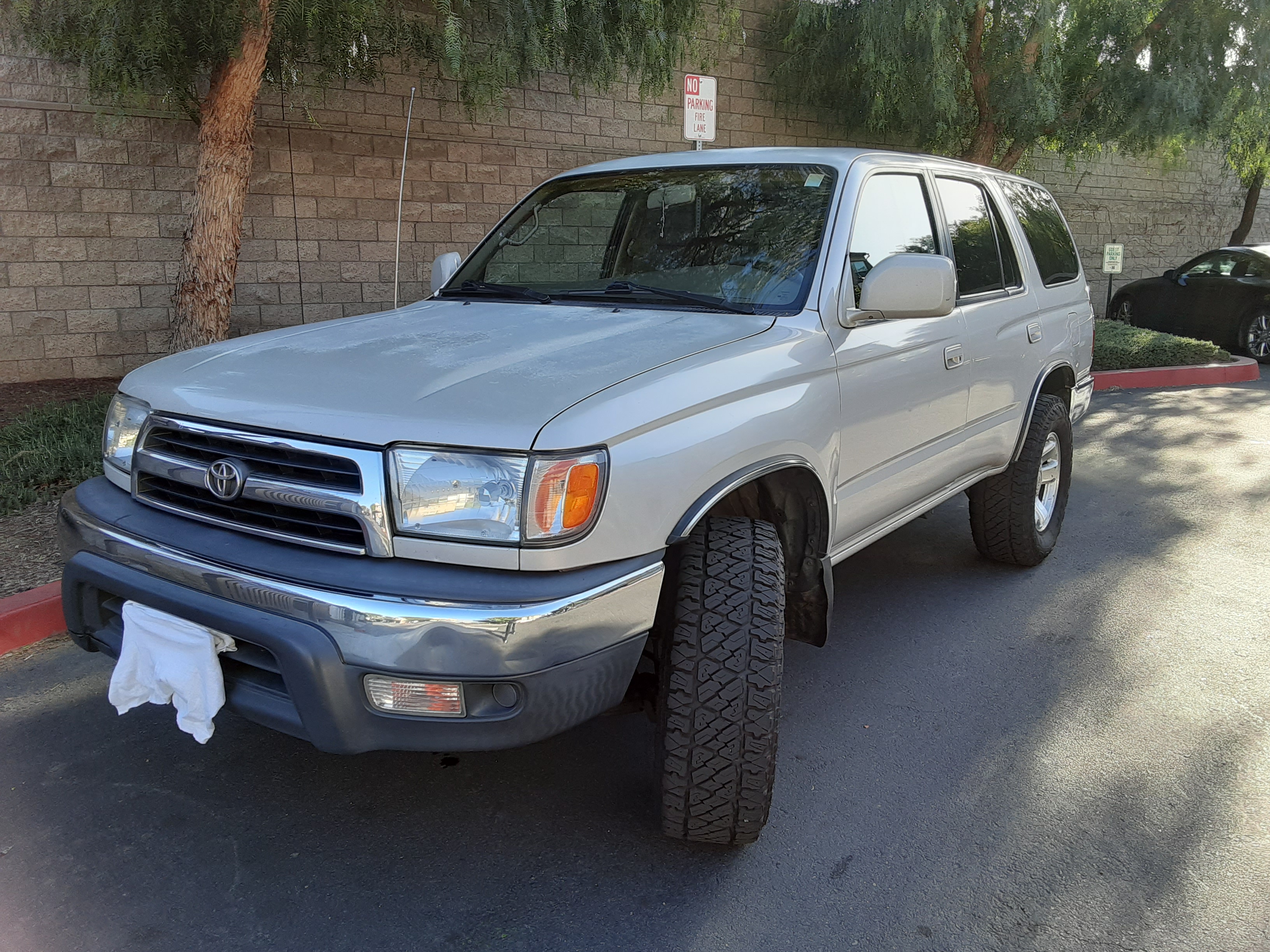 Used 2000 Toyota 4Runner SR5 RWD image 1