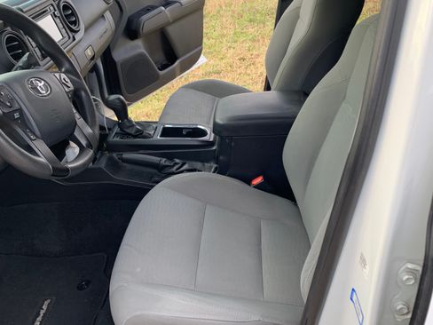 Used 2018 Toyota Tacoma SR image 15