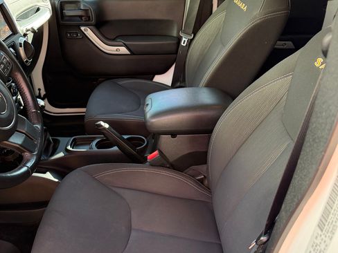 Used 2016 Jeep Wrangler Unlimited Sahara w/ Connectivity Group image 8