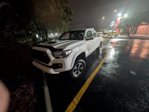 Used 2017 Toyota Tacoma TRD Sport image 1