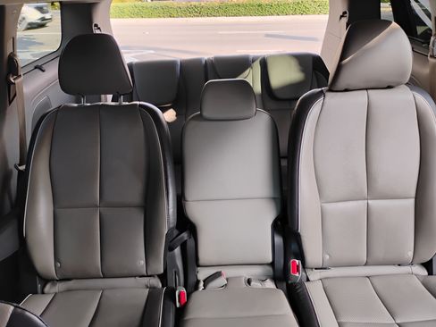 Used 2018 Kia Sedona EX image 2