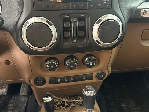 Used 2012 Jeep Wrangler Unlimited Rubicon w/ Connectivity Group image 10