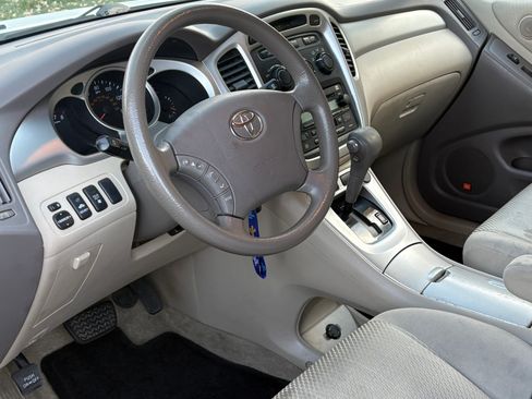 Used 2005 Toyota Highlander 2WD V6 w/ 3rd Row image 10