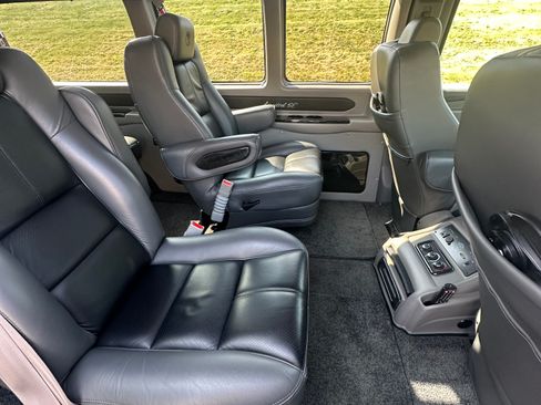 Used 2017 Chevrolet Express 2500 image 8
