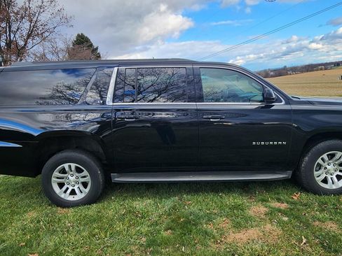 Used 2017 Chevrolet Suburban LT image 4
