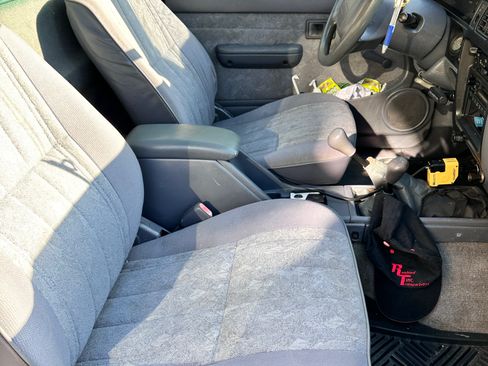 Used 2000 Toyota Tacoma 4x4 Regular Cab image 9