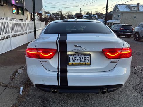 Used 2019 Jaguar XE Premium image 9