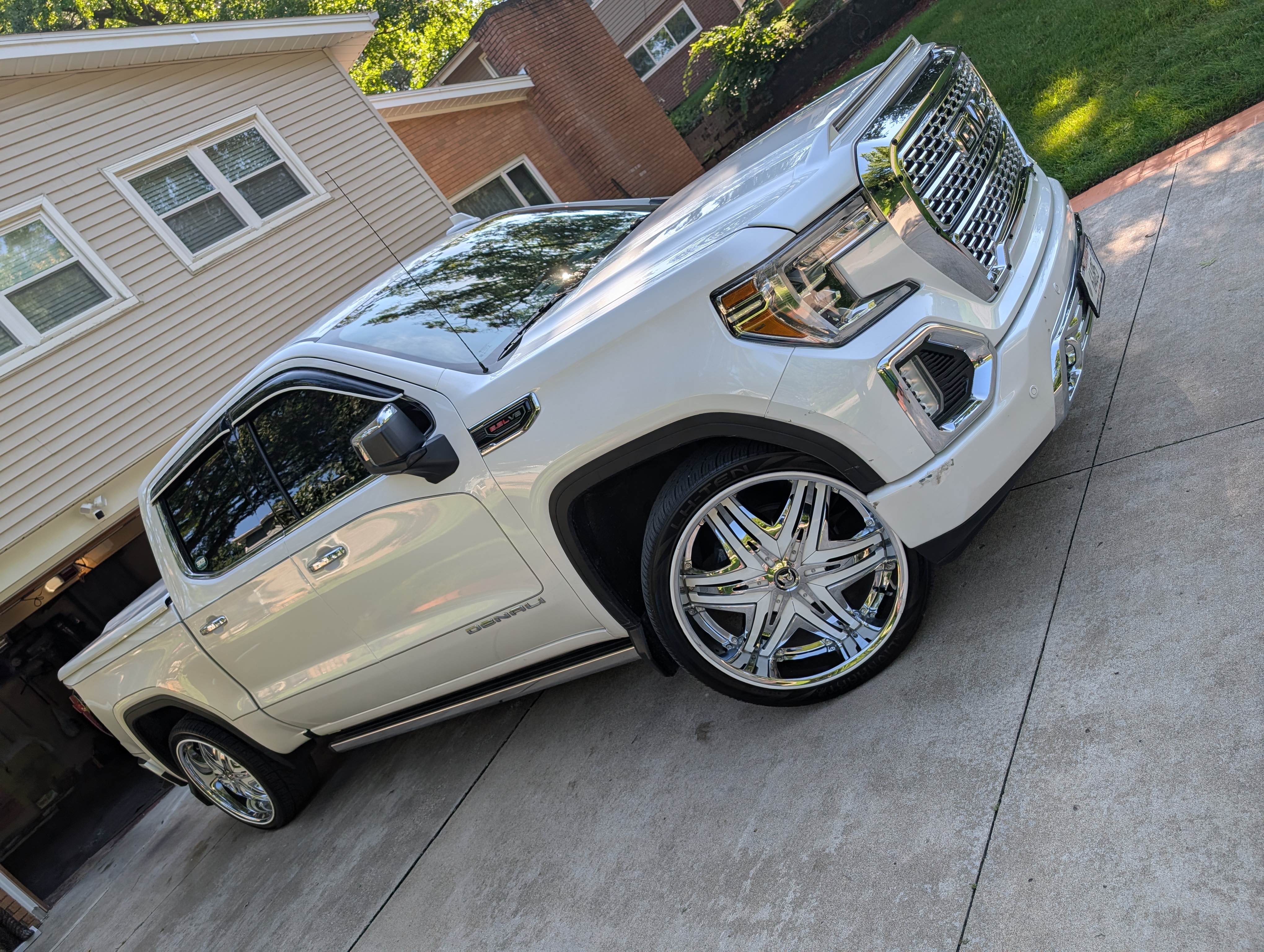 Used 2019 GMC Sierra 1500 Denali w/ Denali Ultimate Package AWD/4WD image 10