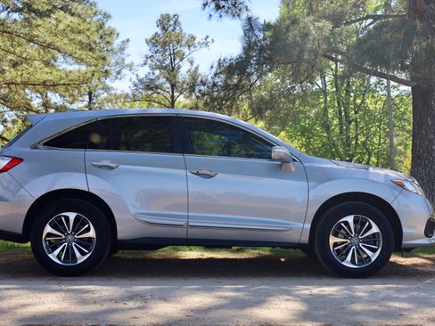 Used 2017 Acura RDX AWD w/ Advance Package image 2