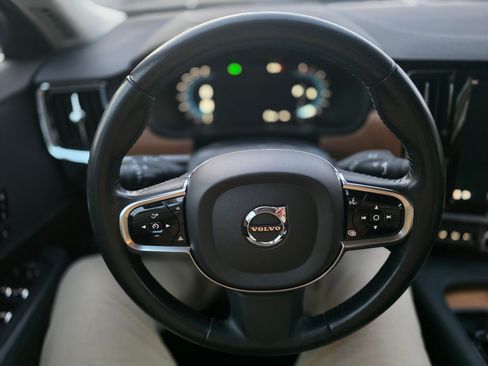 Used 2022 Volvo S90 B6 Momentum image 18