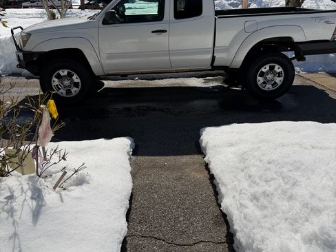 Used 2011 Toyota Tacoma 4x4 Access Cab V6 w/ TRD Off-Road Pkg image 2