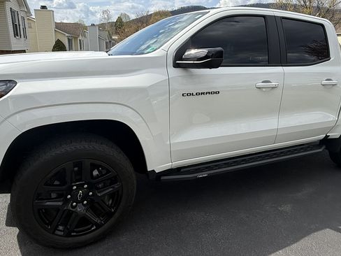 Used 2025 Chevrolet Colorado Z71 w/ Technology Package AWD/4WD image 2