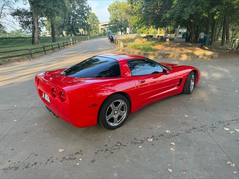 Used 1998 Chevrolet Corvette Coupe w/ Performance Handling Pkg RWD image 12