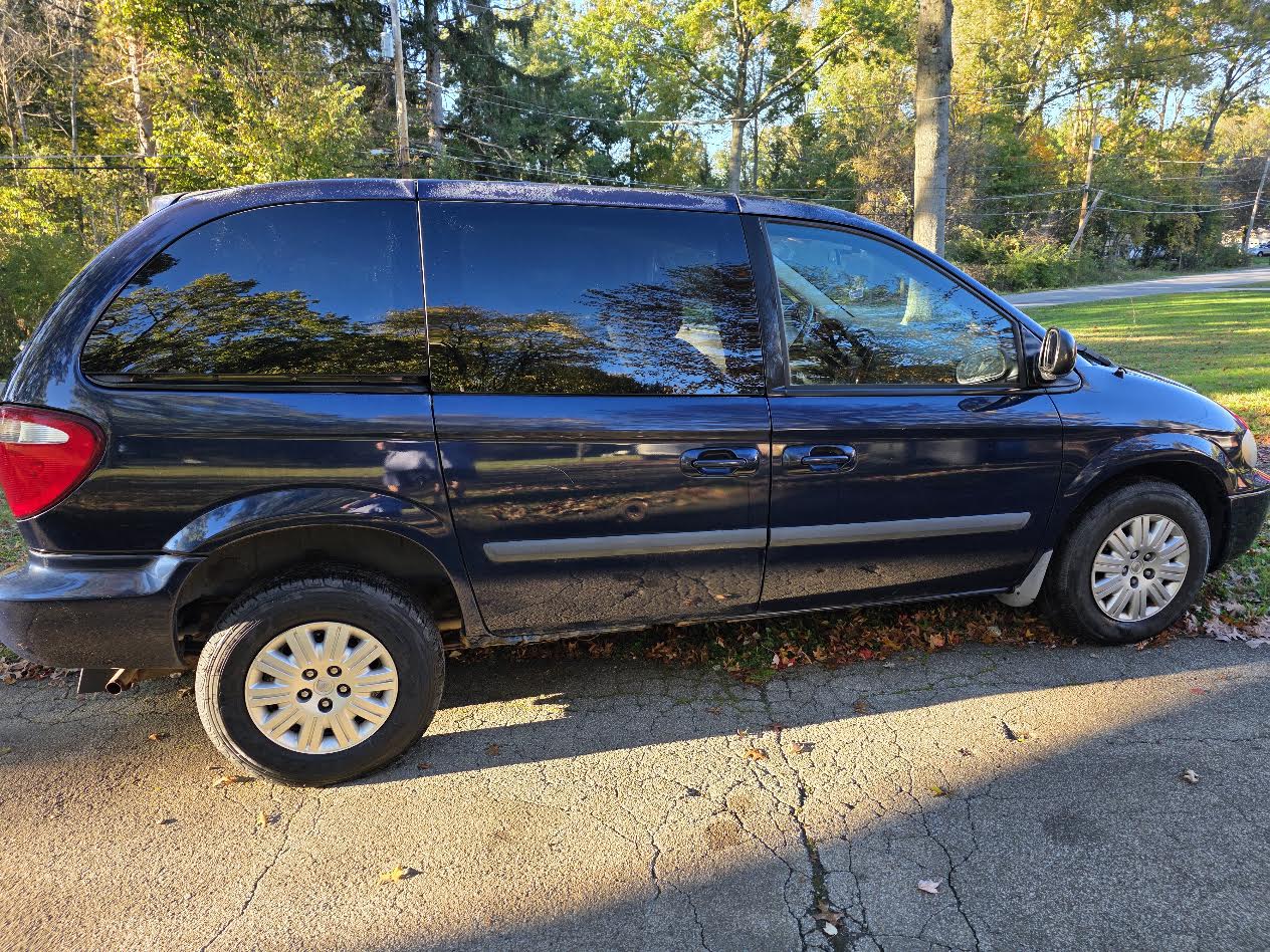 Used 2006 Chrysler Town & Country FWD image 1