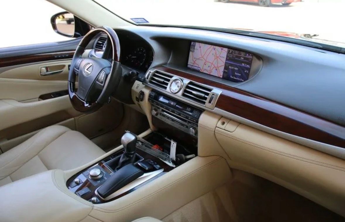 Used 2015 Lexus LS 460 w/ Comfort Package RWD image 16