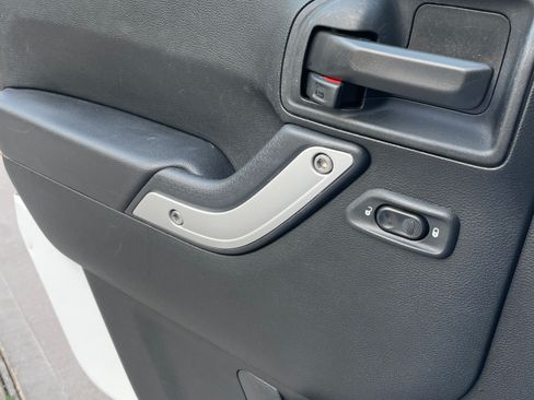 Used 2018 Jeep Wrangler Unlimited Sahara w/ Connectivity Group image 14