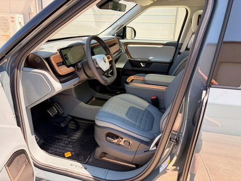 Used 2026 Rivian R1T Premium AWD/4WD image 13