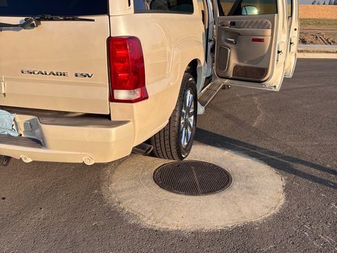 Used 2005 Cadillac Escalade ESV Platinum image 13