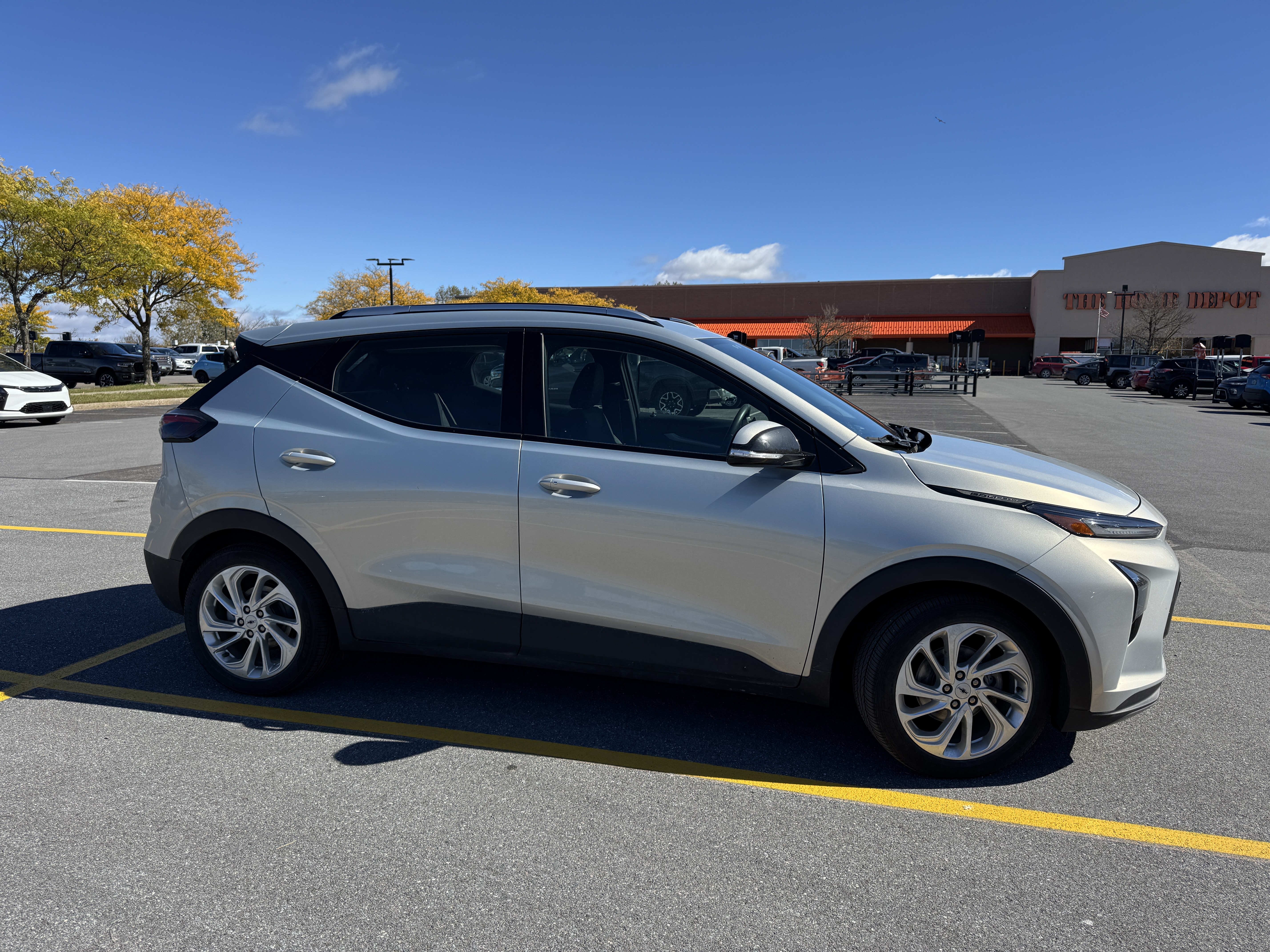 Used 2023 Chevrolet Bolt EUV LT w/ Driver Confidence Package FWD image 2