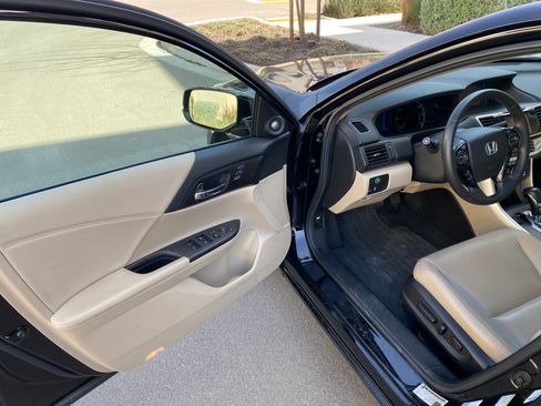 Used 2015 Honda Accord Touring image 12