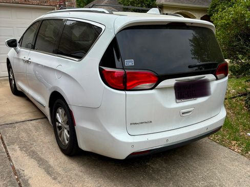 Used 2018 Chrysler Pacifica Touring-L Plus image 17