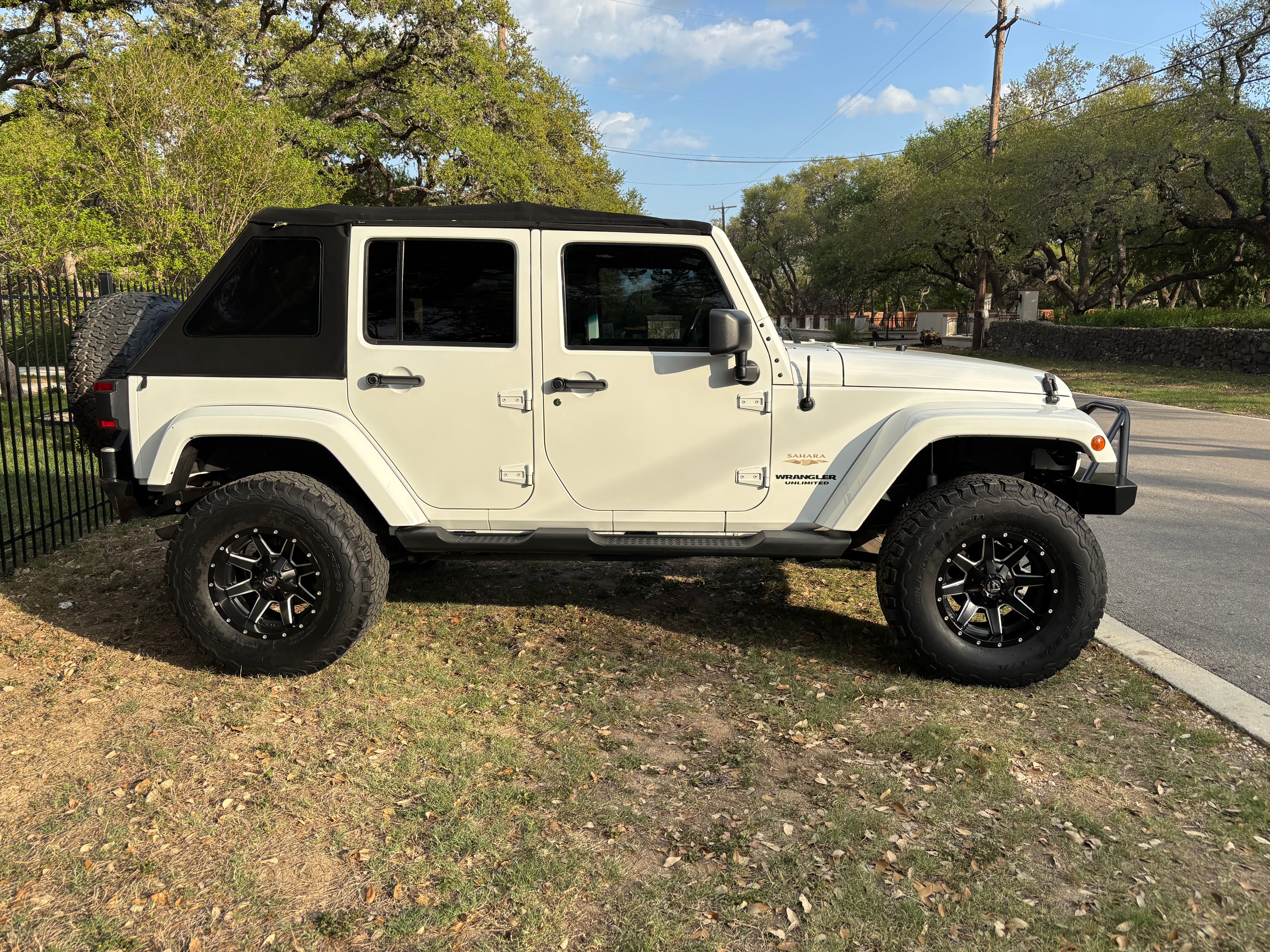 Used 2013 Jeep Wrangler Unlimited Sahara AWD/4WD image 2