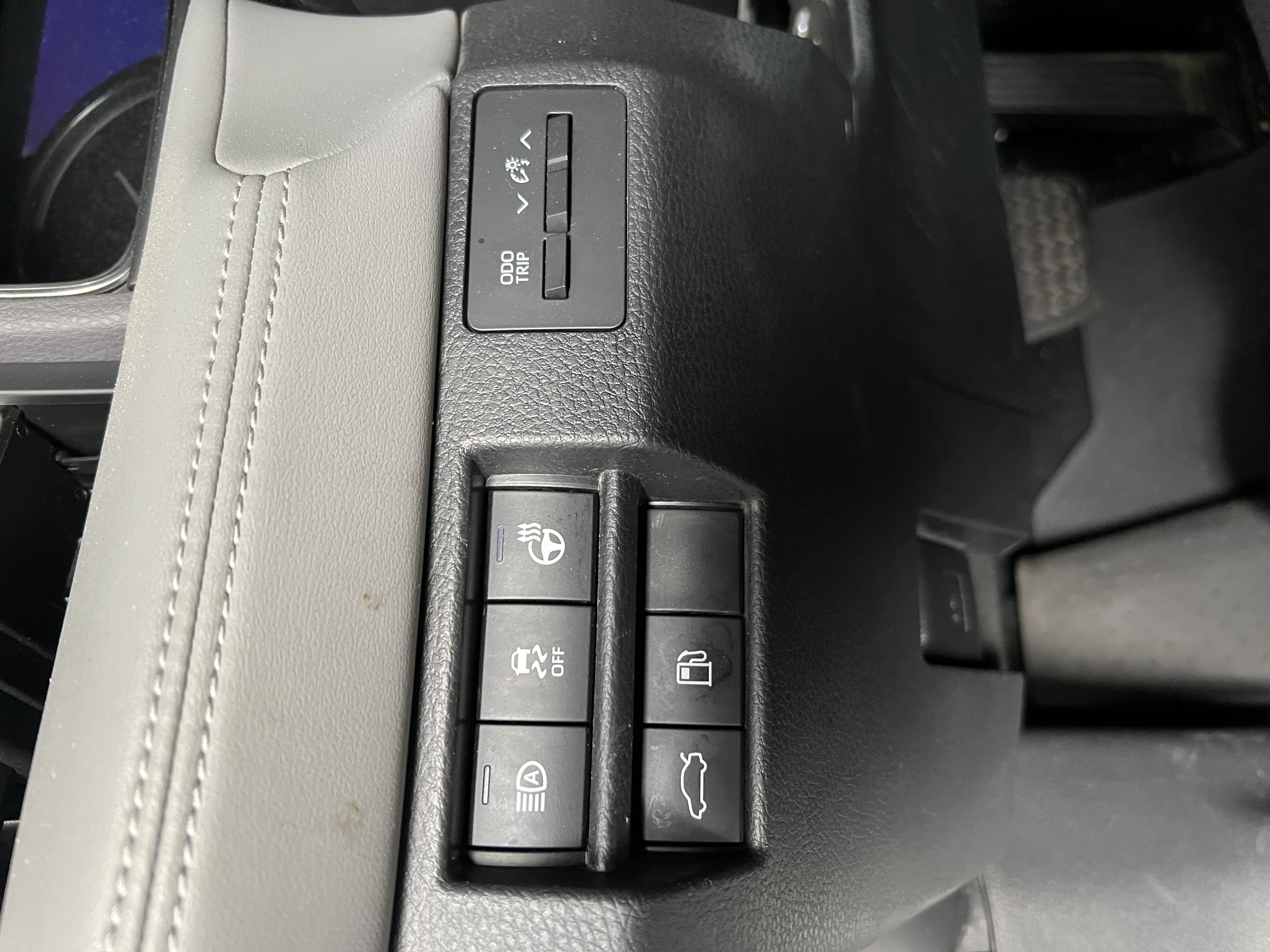 Used 2019 Toyota Avalon Limited w/ All Weather Liner Package FWD image 9