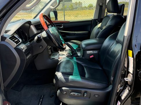 Used 2013 Lexus LX 570 4WD w/ Luxury Pkg image 22