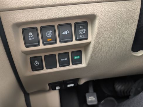 Used 2017 Nissan Rogue SV w/ SV Premium Package image 10