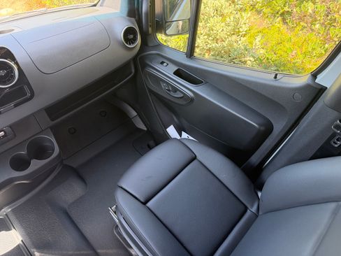 Used 2025 Mercedes-Benz Sprinter 2500 image 14