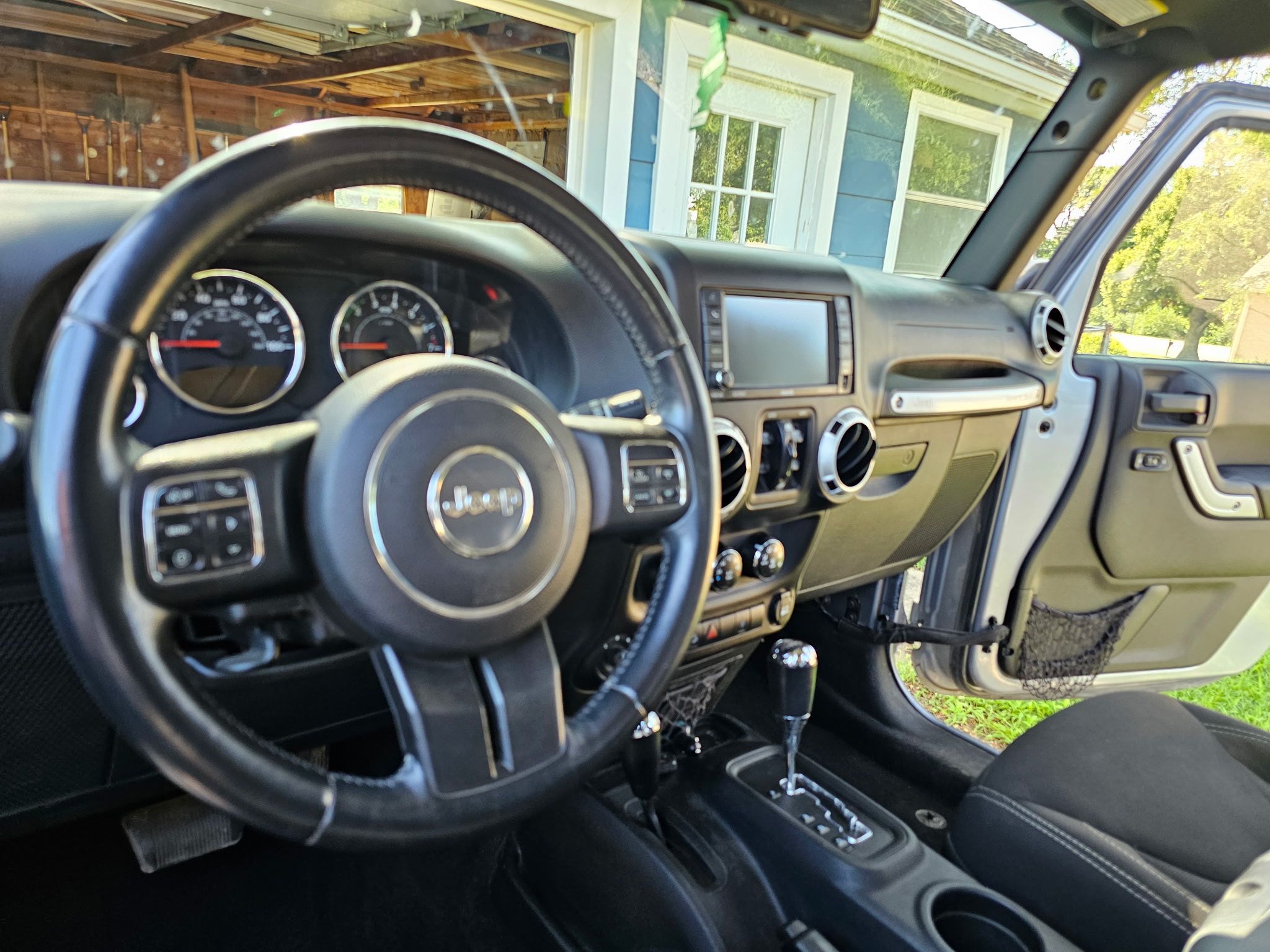 Used 2015 Jeep Wrangler Unlimited Rubicon w/ Connectivity Group AWD/4WD image 15