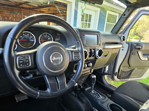 Used 2015 Jeep Wrangler Unlimited Rubicon w/ Connectivity Group AWD/4WD image 15