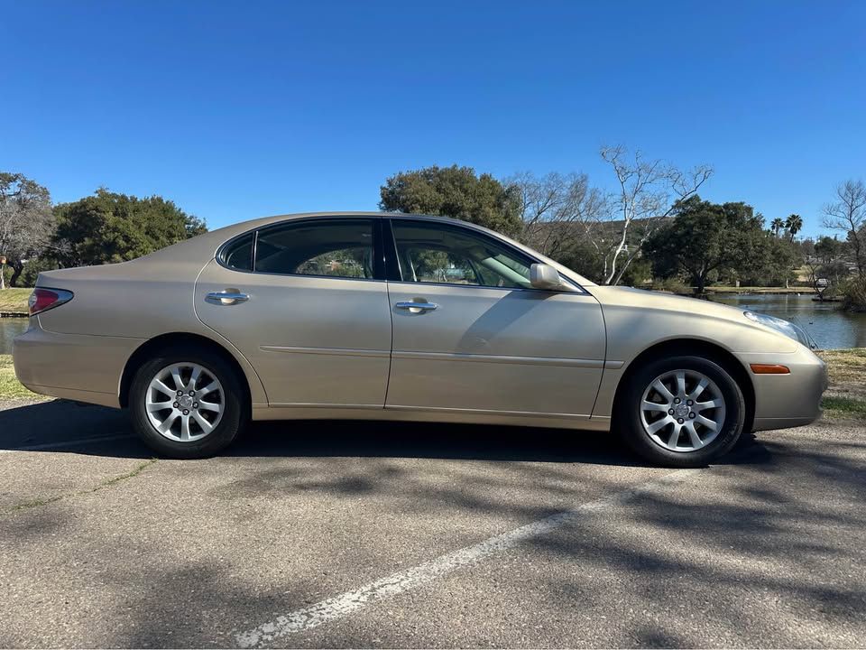 Used 2002 Lexus ES 330 FWD image 1