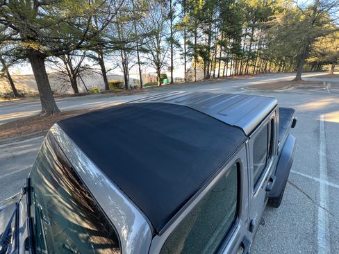 Used 2021 Jeep Gladiator Sport image 10