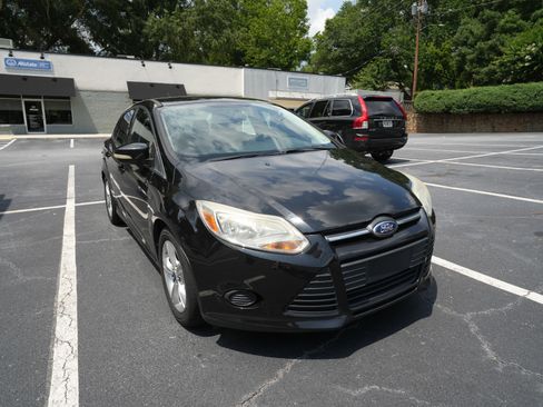 Used 2014 Ford Focus SE w/ SE Winter Package FWD image 2