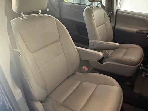 Used 2018 Toyota Sienna XLE w/ XLE Navigation Package FWD image 9