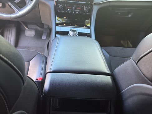 Used 2024 Jeep Grand Cherokee Altitude RWD image 9