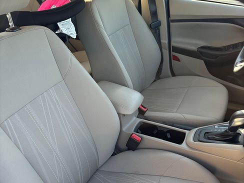 Used 2017 Ford Focus SE image 9