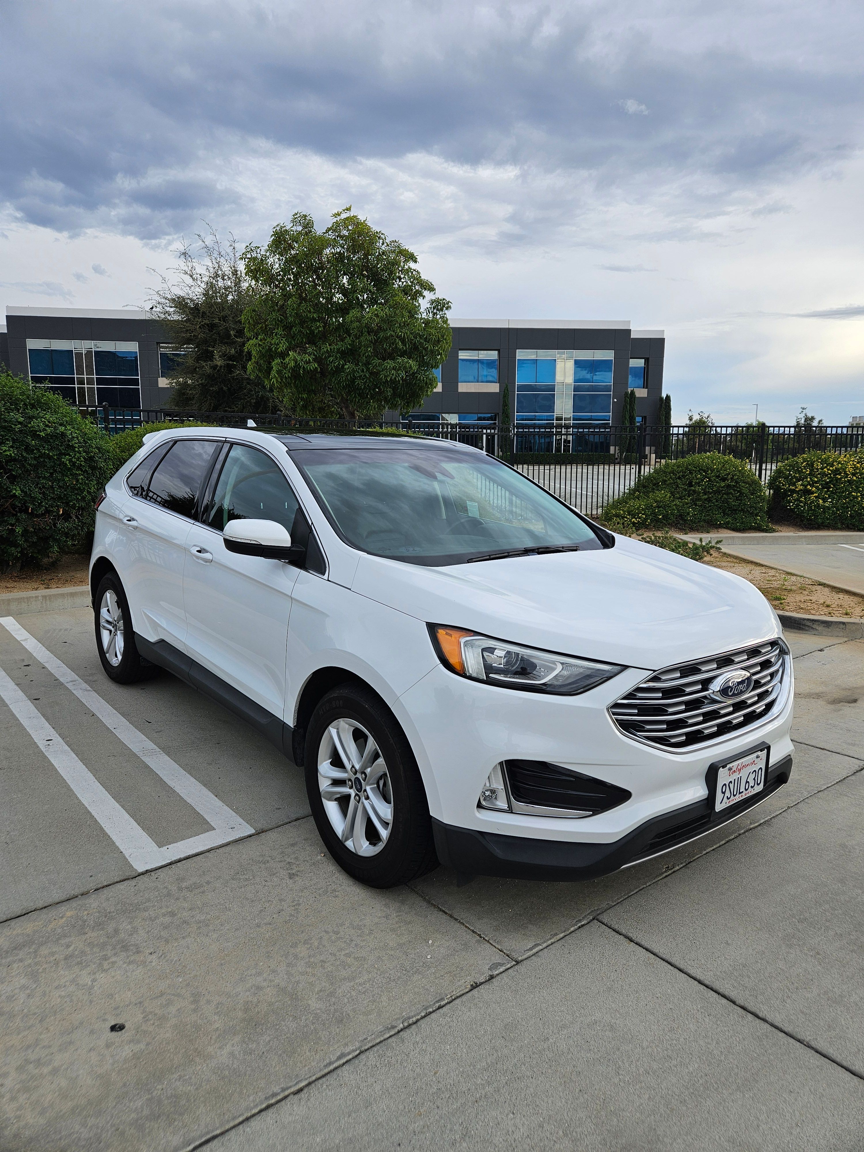 Used 2019 Ford Edge SEL w/ Equipment Group 201A FWD image 2