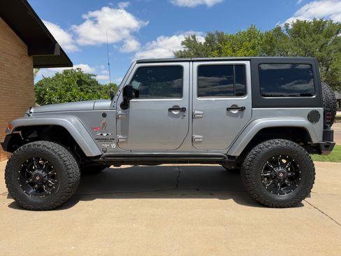 Used 2014 Jeep Wrangler Unlimited Sahara w/ Max Tow Package AWD/4WD image 8