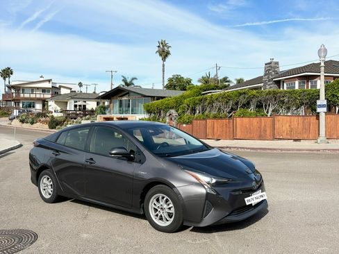 Used 2018 Toyota Prius Three Touring image 10