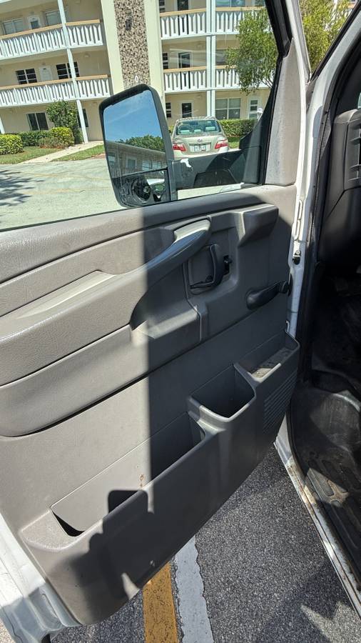 Used 2014 Chevrolet Express 3500 Extended RWD image 5