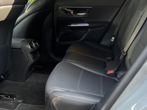 Used 2025 Mercedes-Benz GLC 300 image 12