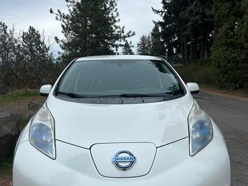 Used 2014 Nissan Leaf SV w/ Premium Package image 6