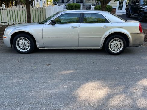 Used 2005 Chrysler 300 RWD image 5